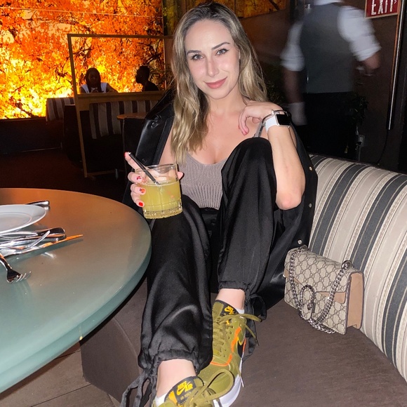 Meet your Posher, Romina - Picture 1 of 1